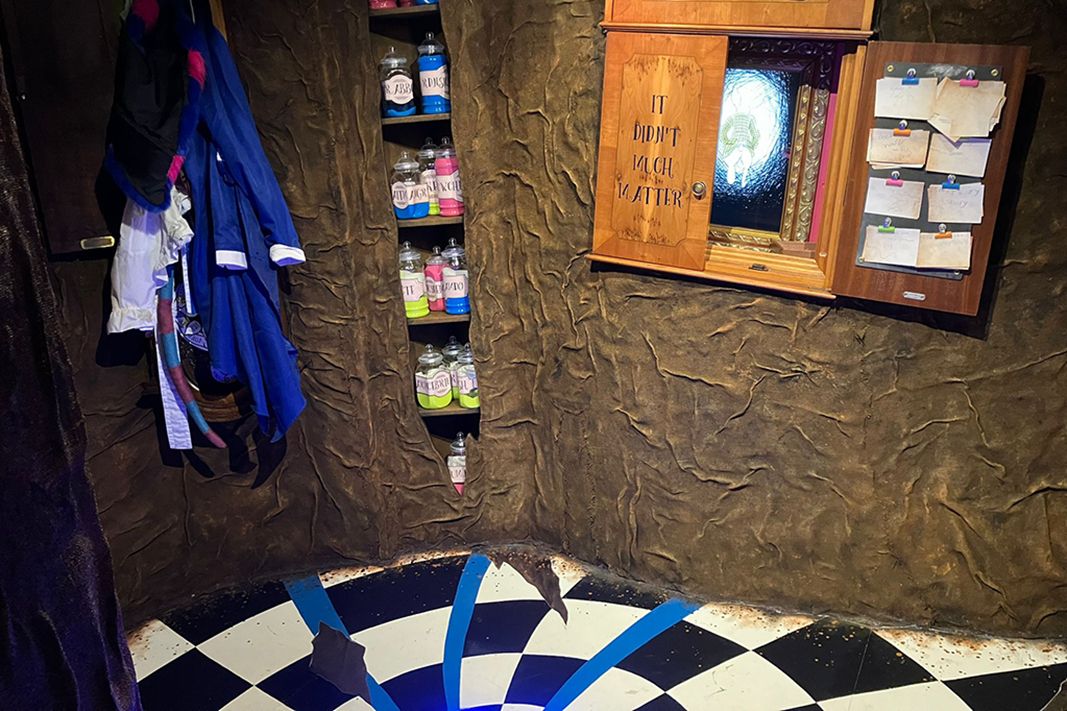 Alice in Wonderland themed niche