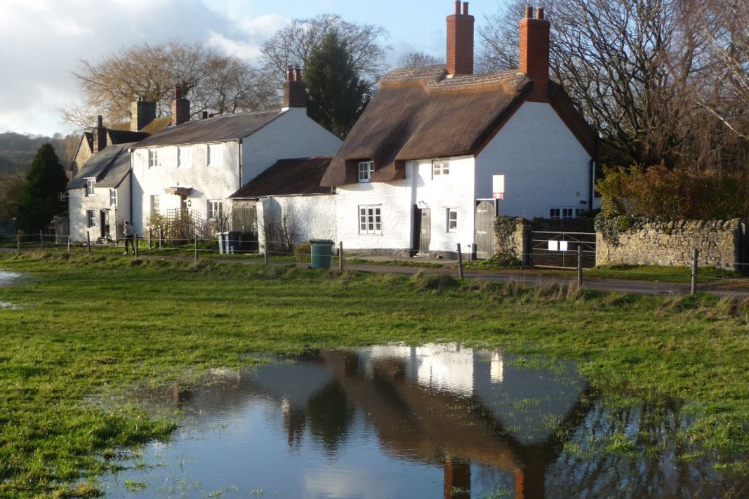 Whitewashed thatched cottages in Binsey